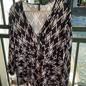 4-2026–ALLEGRACE, SIZE 4X BLACK WHITE, V-NECK.RAYON,SPANDEX